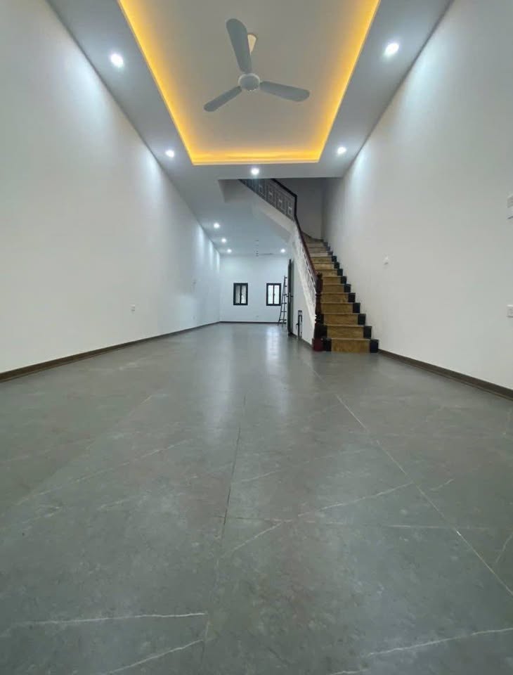 Cho thuê nhà nguyên căn mặt tiền 5m, 70m2 x 3 tầng, phố Thượng Thanh, Long Biên - Kinh doanh sầm uất