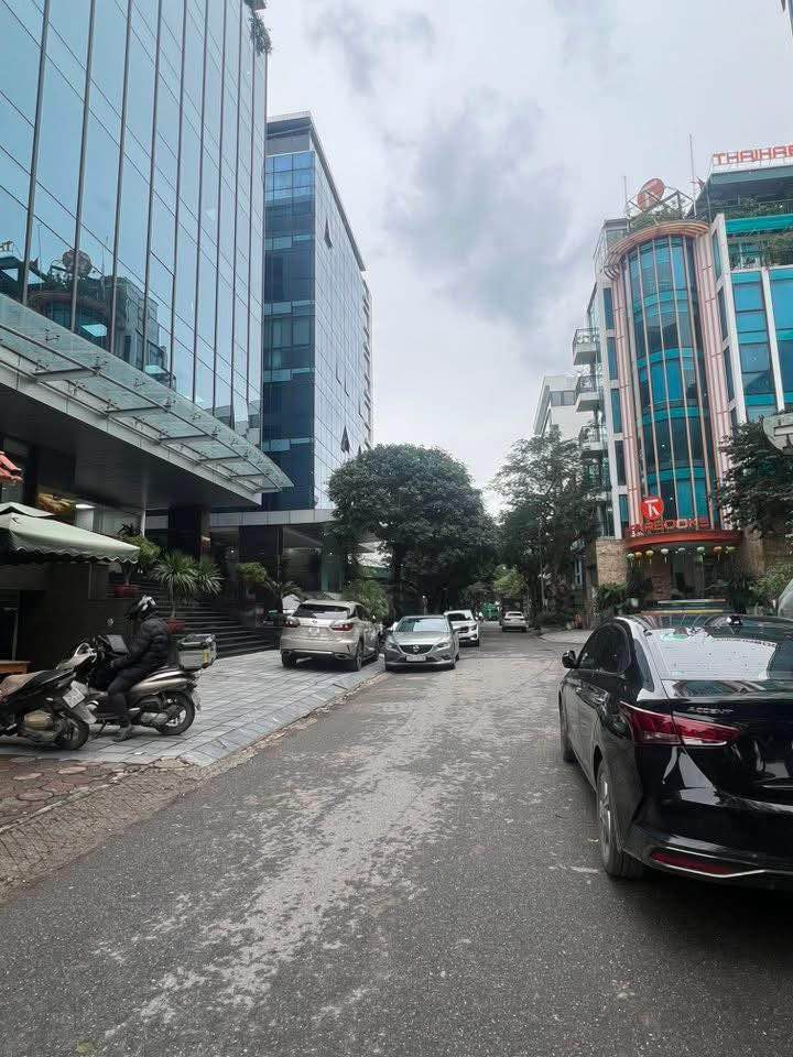 Bán tòa văn phòng tọa lạc tại vị trí đắc địa thuộc khu Trung Hòa, Cầu Giấy, Hà Nội