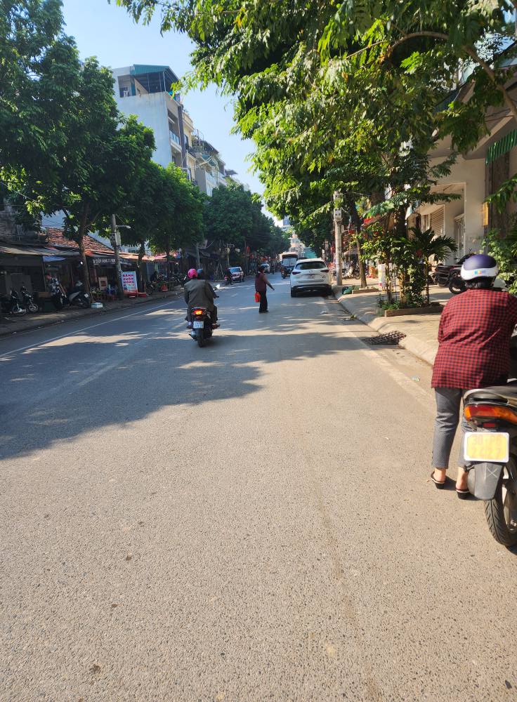 Nhà 5 tầng thang máy mới tinh, ngõ nông Tứ Liên, cách Hồ Tây vài bước chân