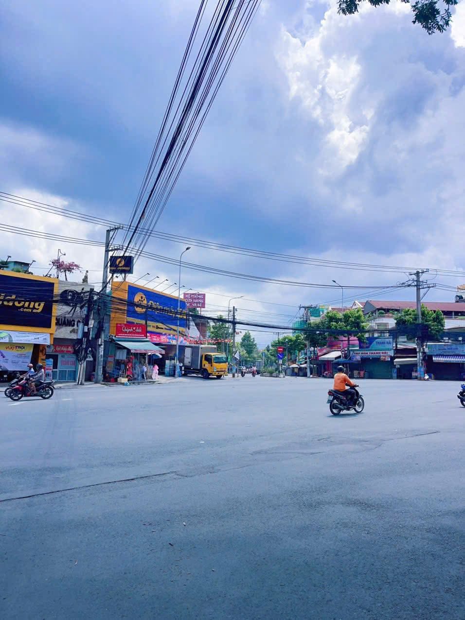 Nhà mặt tiền Đồng Khởi, kinh doanh đỉnh chóp, giá hạt dẻ bất ngờ