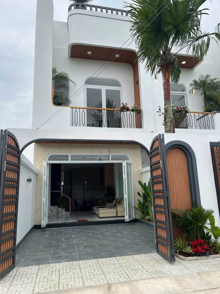 Bán nhà mới xây 2 tỷ 8, 5x23m, sổ hồng hoàn công, Long An