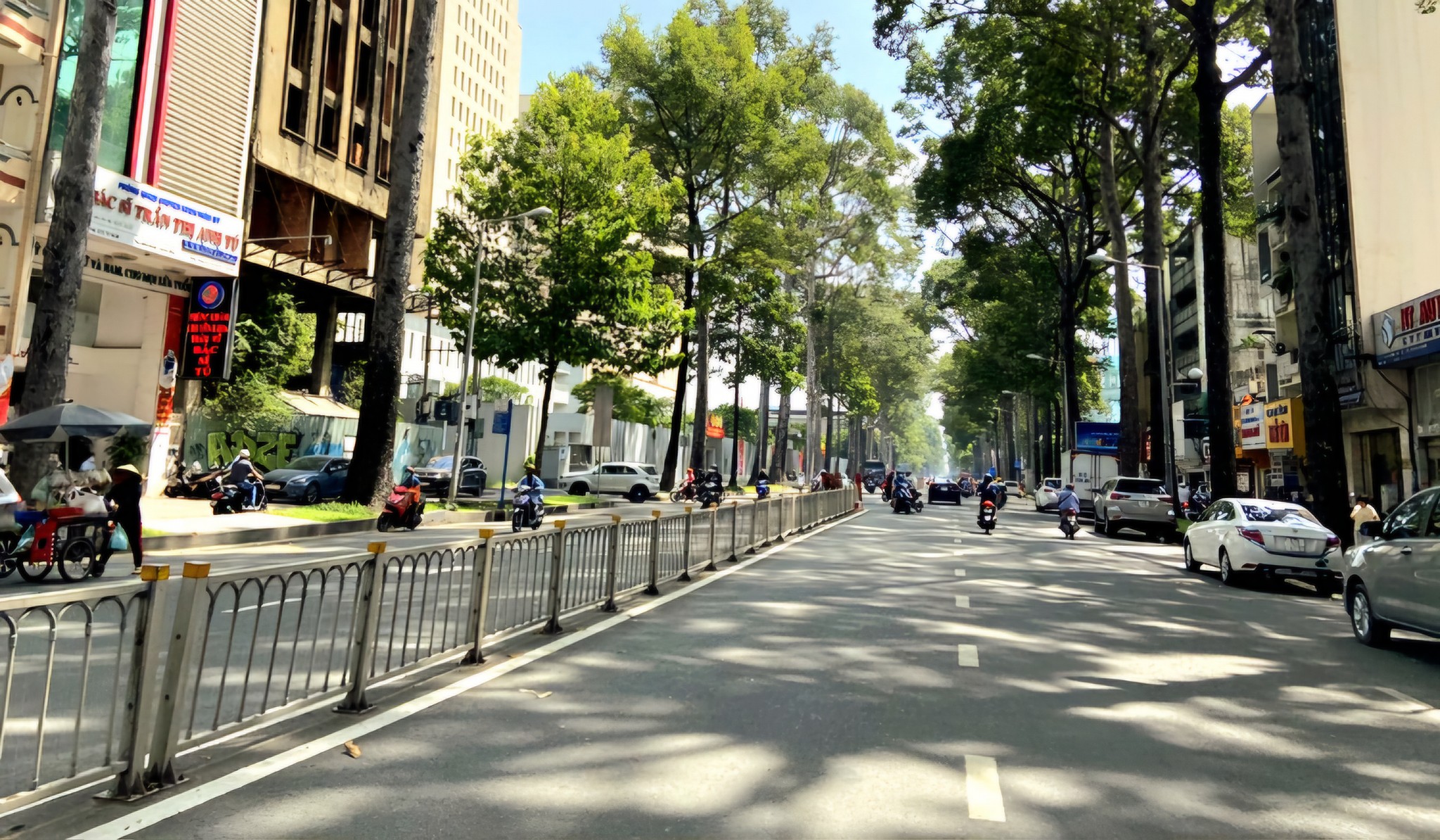 Tọa lạc tại đại lộ Trần Hưng Đạo sầm uất, Phường Cầu Ông Lãnh, Quận 1