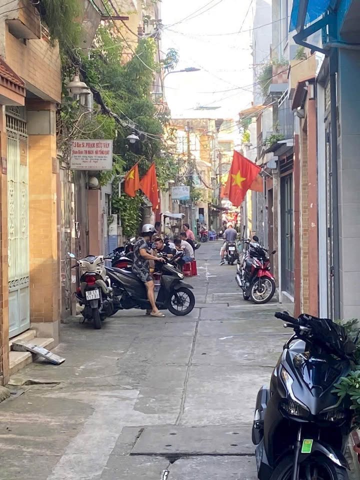 Nhà hẻm xe hơi Cách Mạng Tháng Tám, Quận 3, 45m2, 3 lầu, sổ hồng chính chủ