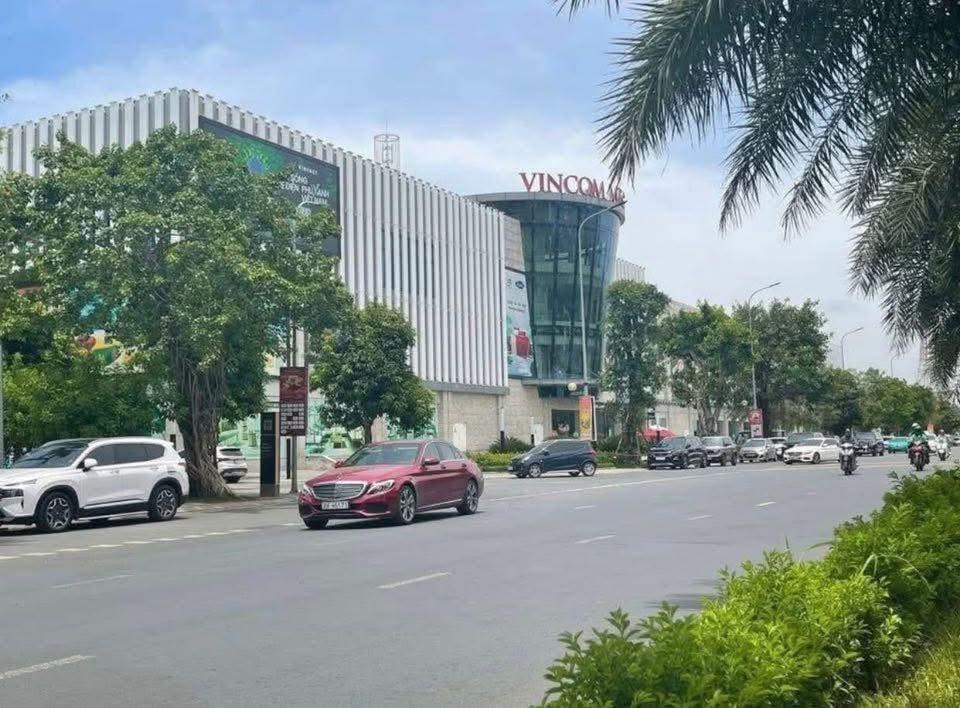 Nhà lô góc 6 tầng sát Vinsmart, view hồ, ô tô tránh cửa, giảm sâu 500 triệu