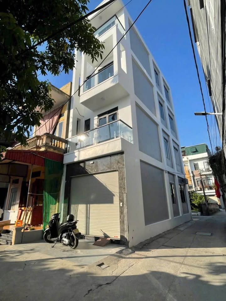 Bán gấp nhà lô góc 3 mặt tiền, ngõ ô tô 7 chỗ, 52m2, 3,x tỷ