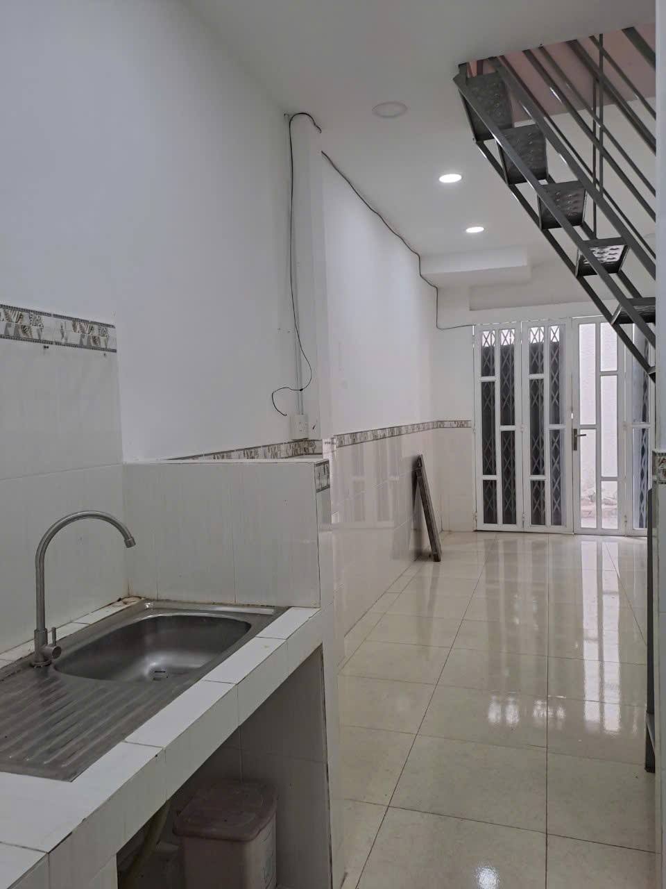 Nhà nguyên căn Phan Xích Long, Phú Nhuận 2 phòng ngủ, ban công, giá yêu thương