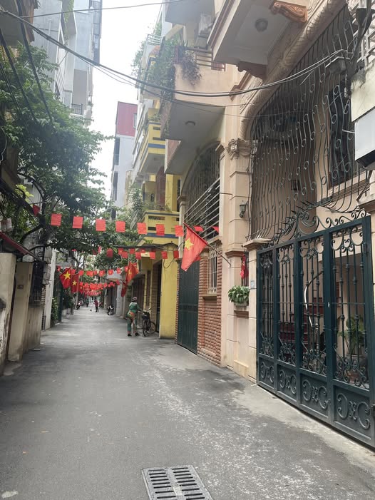 Nhà đẹp Lạc Long Quân, Tây Hồ, dân xây 5 tầng, vài bước chân ra ô tô, giá chỉ hơn 10 tỷ