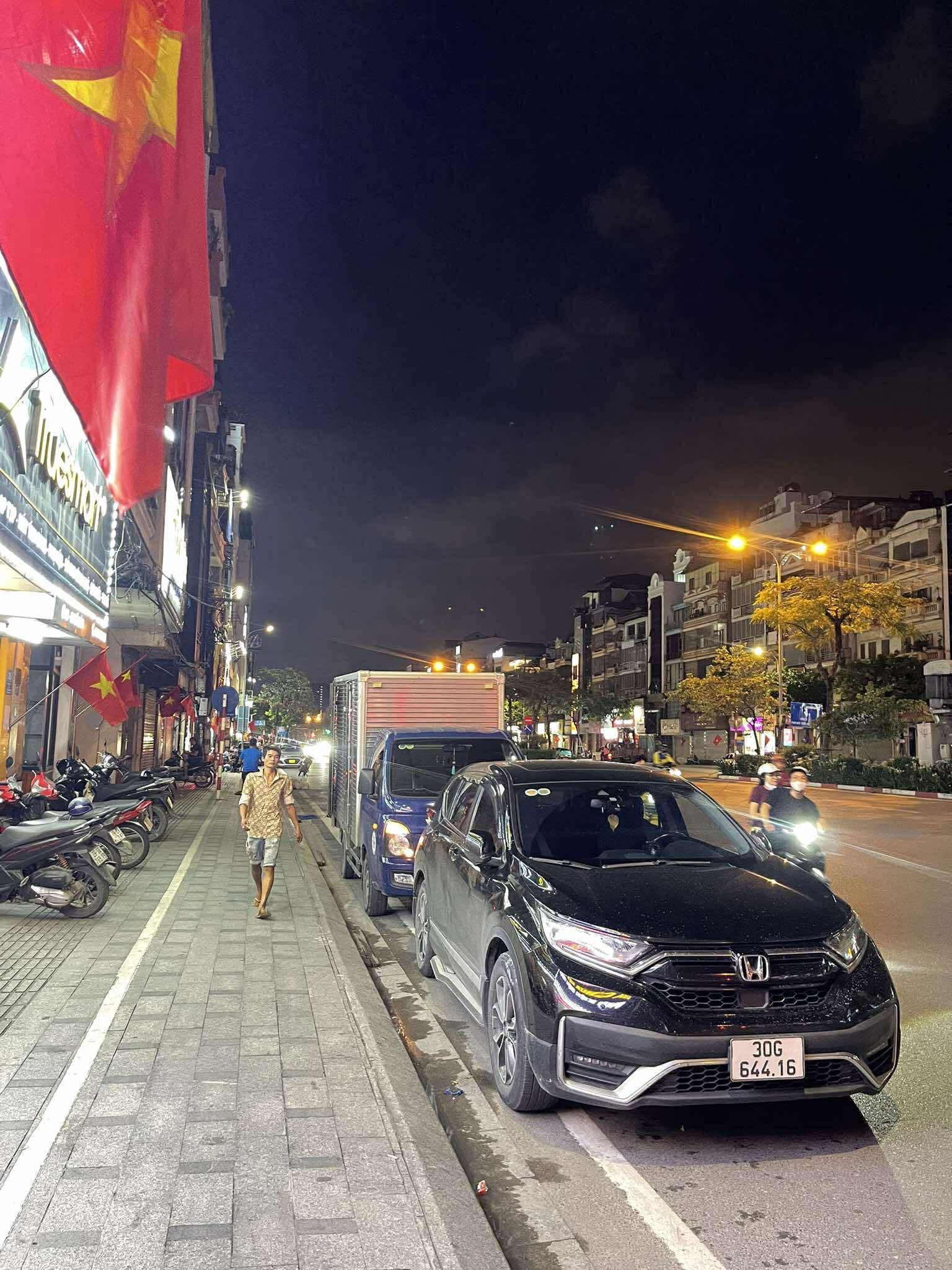 Bán nhà 7 tầng, 6 phòng ngủ, diện tích 35m2, cách mặt phố Xã Đàn 10m