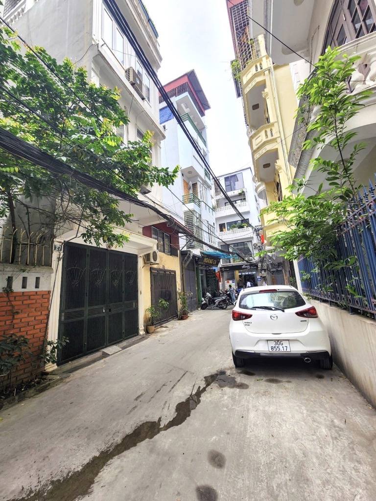 Tọa lạc tại vị trí đắc địa trên phố Thái Hà, căn nhà này mang đến một không gian sống lý tưởng với hai mặt ngõ rộng thoá