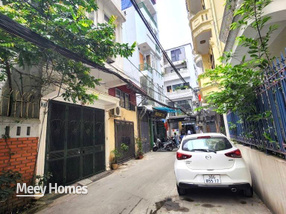 Tọa lạc tại vị trí đắc địa trên phố Thái Hà, căn nhà này mang đến một không gian sống lý tưởng với hai mặt ngõ rộng thoá