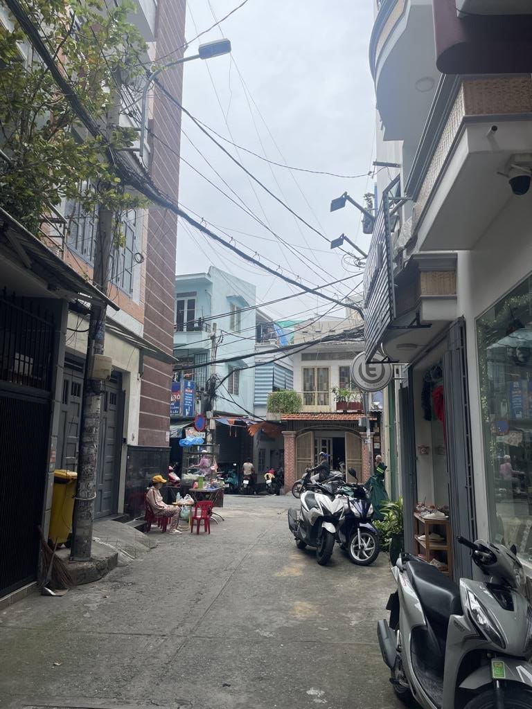 Nhà hẻm xe hơi thông, gần phố ẩm thực Phan Xích Long, 3 lầu, 3 phòng ngủ, nhỉnh 5 tỷ