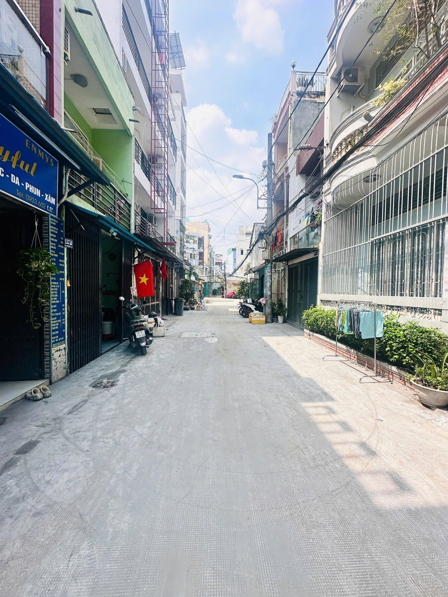 Nhà hẻm xe tải quận 11, ngang tận 6.8m, gần Đầm Sen mà chỉ 14 tỷ