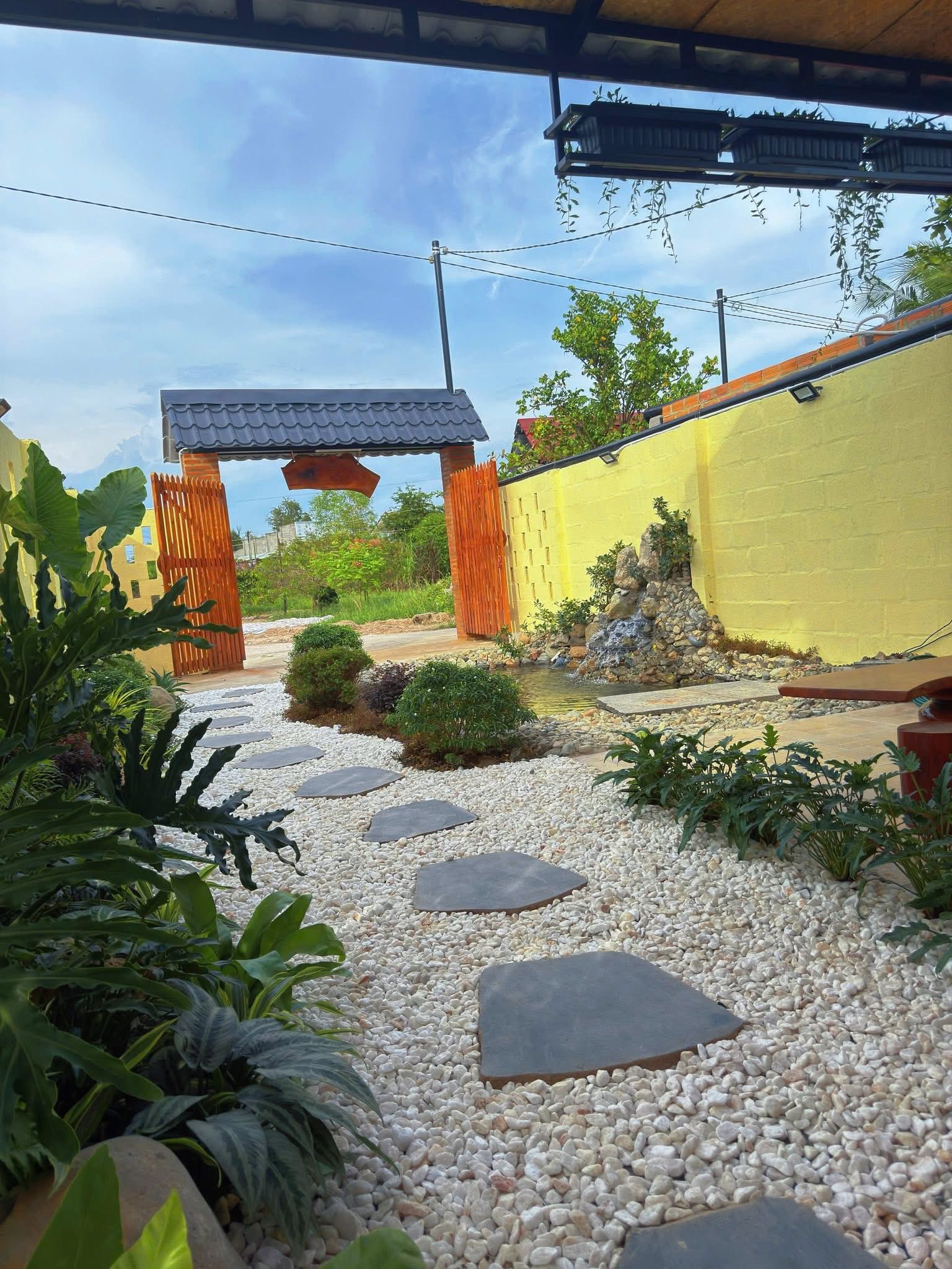 Nhà homestay chill chill 890 triệu, vườn koi biển Phan Thiết chỉ 9,5km