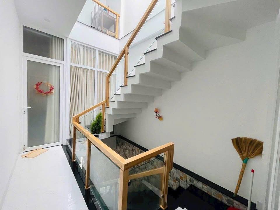 Bán nhà hẻm ô tô 7 chỗ, gần biển Hoàng Hoa Thám