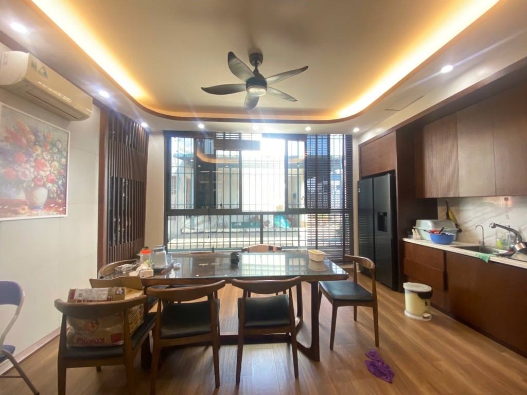 Nhà Long Biên 96m2, 2-3 ô tô đỗ cửa, gara full nội thất, giá hời