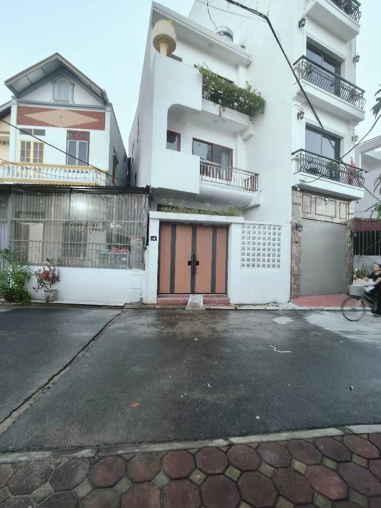 Nhà 71m2, 3 tầng, phong cách hiện đại, gần Vin, Ecopark, giá nhỉnh 8 tỷ