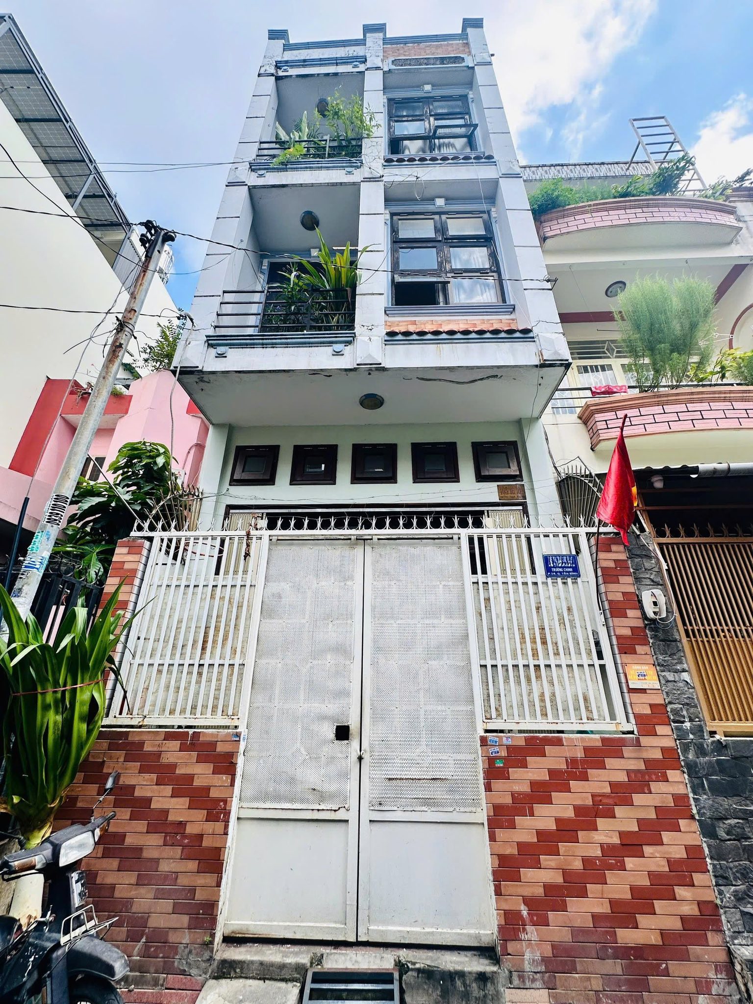 Nhà phố 4 tầng kiên cố, diện tích 51m², tọa lạc tại hẻm 405 Trường Chinh, Phường 15