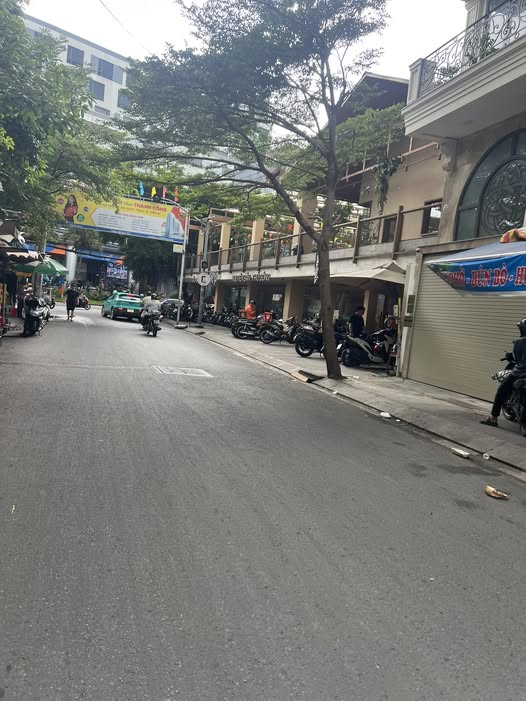 Nhà mặt tiền kinh doanh ngay chợ Tân Hương, 4 tầng kiên cố