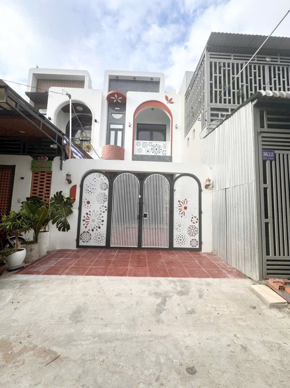 Nhà 1 trệt 1 lầu Rạch Giá 3 ngủ, sân ô tô, ban công rộng, gần tiện ích