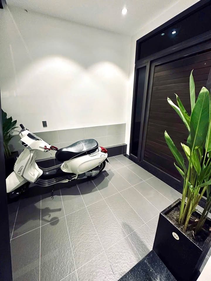 Nhà xây mới 100% với thiết kế mê lửng, đầy đủ nội thất cao cấp, tọa lạc tại hẻm đường Đặng Nguyên Cẩn