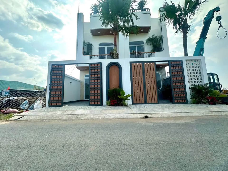 Bán gấp 2 căn nhà mới xây, phong cách hiện đại, 4 ngủ, sổ hồng hoàn công, Long An