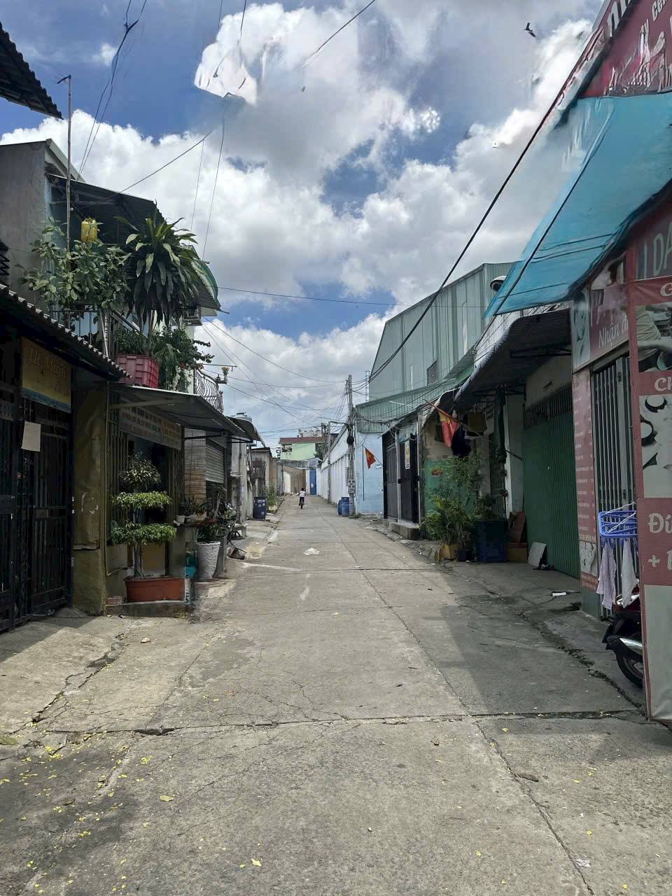 Đất Dĩ An - 150m2 thổ cư, đường xe hơi, giá hời