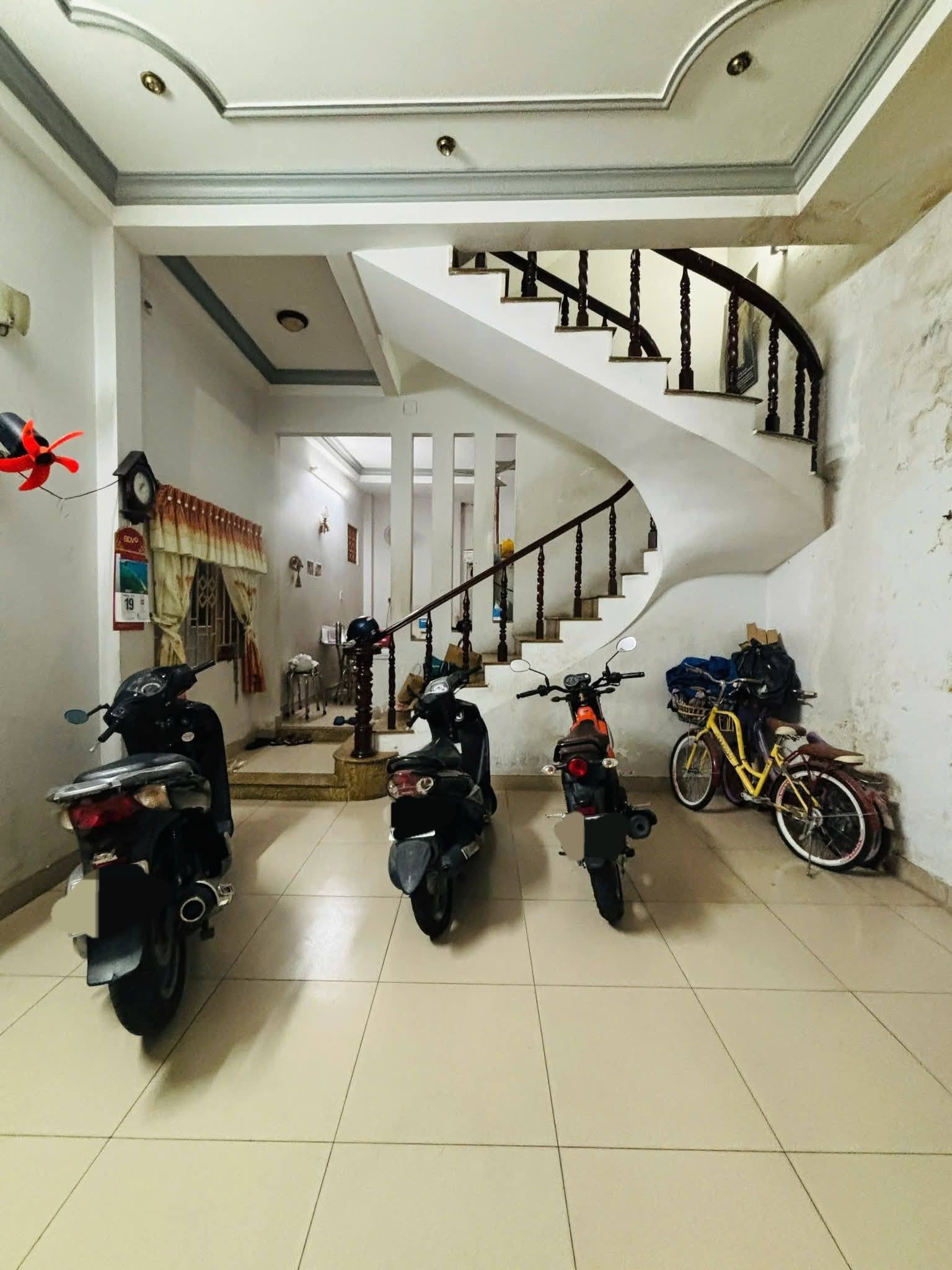 Bán nhà Lạc Long Quân, Tân Bình, 4 tầng, 4 phòng ngủ, nở hậu, giá 6,8 tỷ