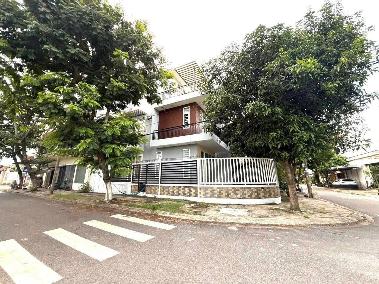 Nhà 85m2, 3 tầng, 2 mặt tiền, sát biển Nha Trang - Giá hời đây