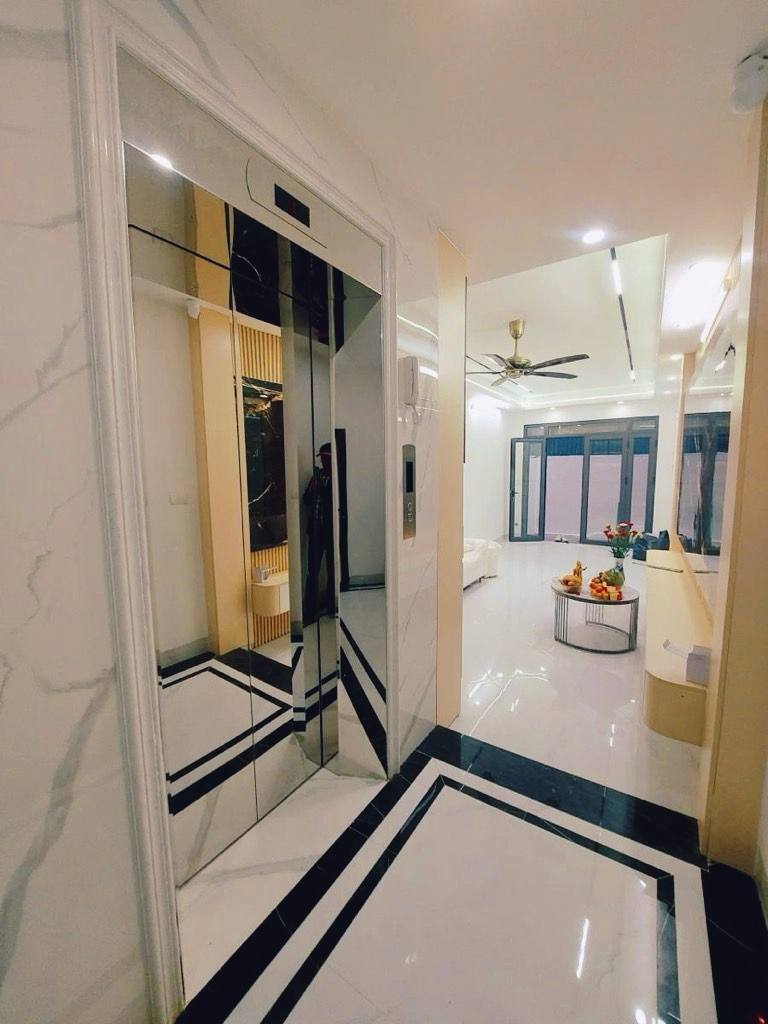 Nhà 5 tầng thang máy mới tinh, full nội thất xịn sò, giá nhỉnh 12 tỷ tại Giáp Bát