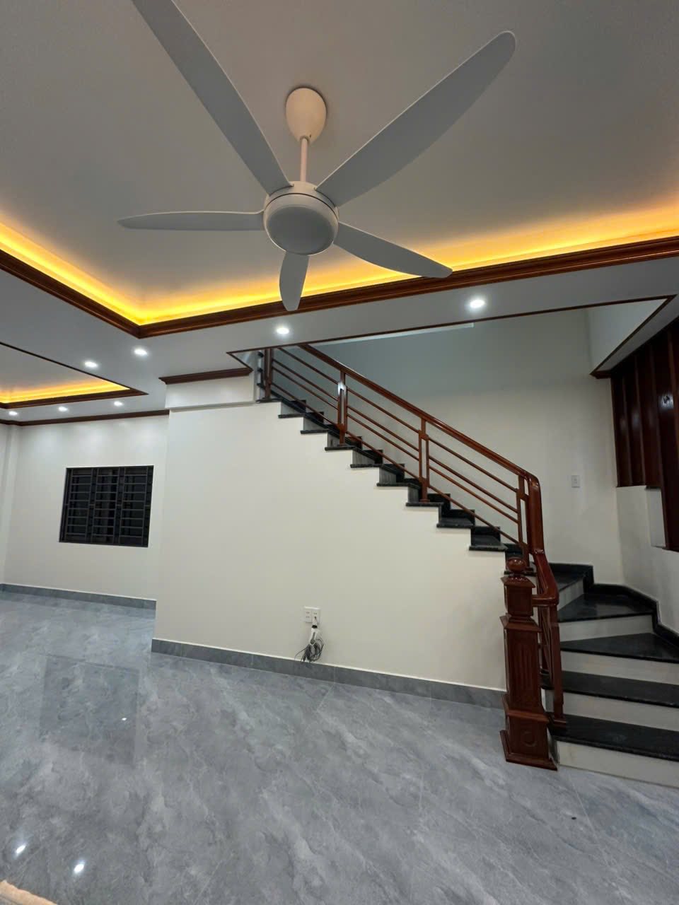 Nhà 3 tầng Mai Pha, ngõ rộng xe 7 chỗ vào tận nơi, sân để xe thoải mái