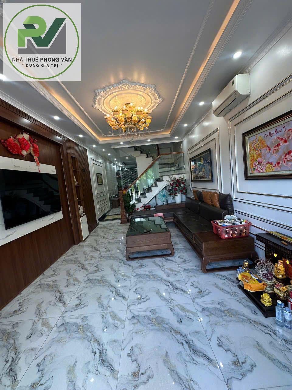 Nhà 5 tầng mới tinh, thang máy xịn sò, giá 15 củ khoai/tháng