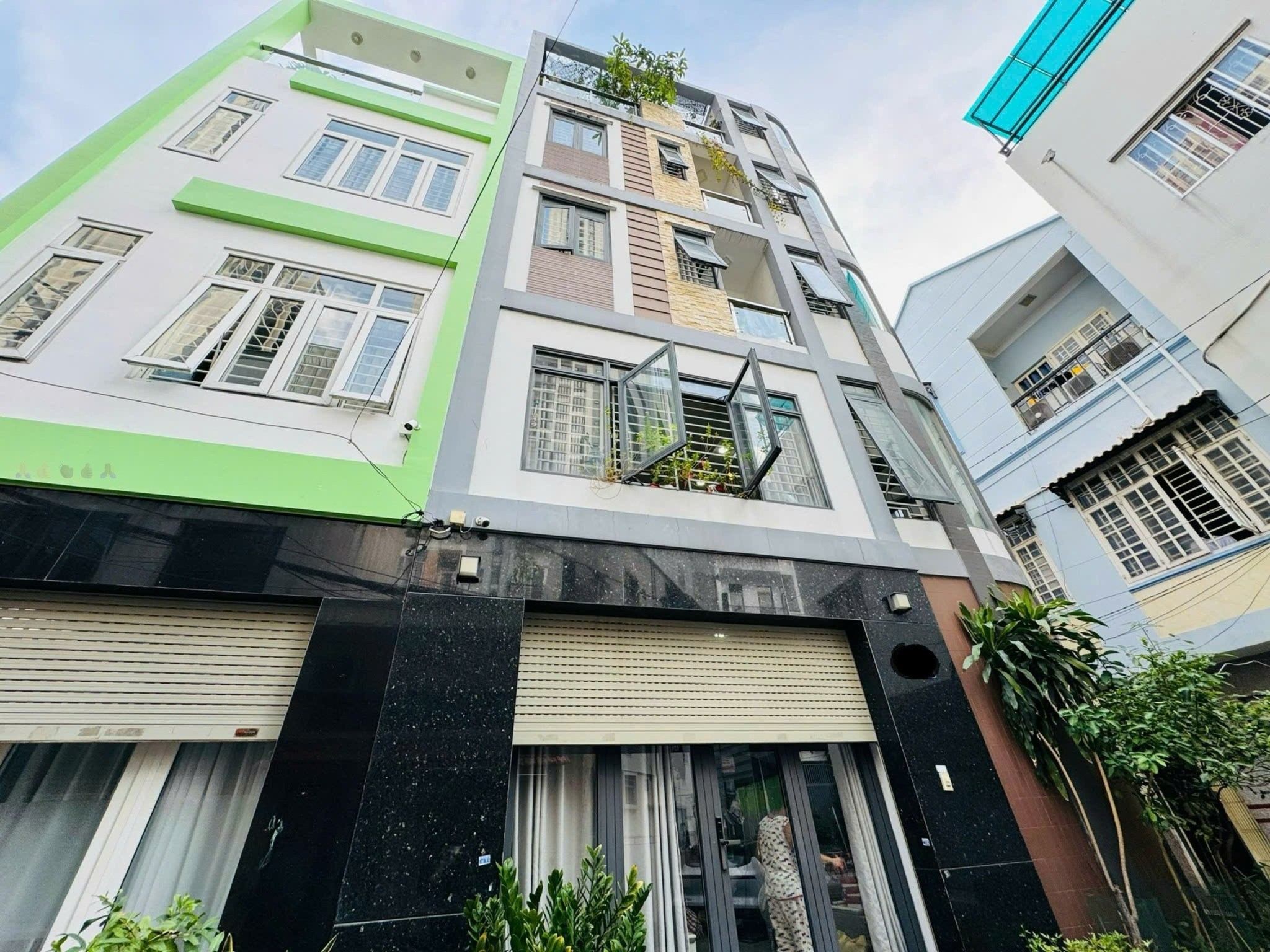 Tọa lạc tại vị trí đắc địa, căn góc hai mặt tiền với hẻm xe hơi chuẩn 8m