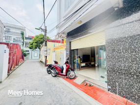 , tọa lạc tại vị trí đắc địa trên đường Ngô Gia Tự, ngay gần khu tái định cư Sao Sáng sầm uất. Diện tích 43.5m2, sổ đỏ c