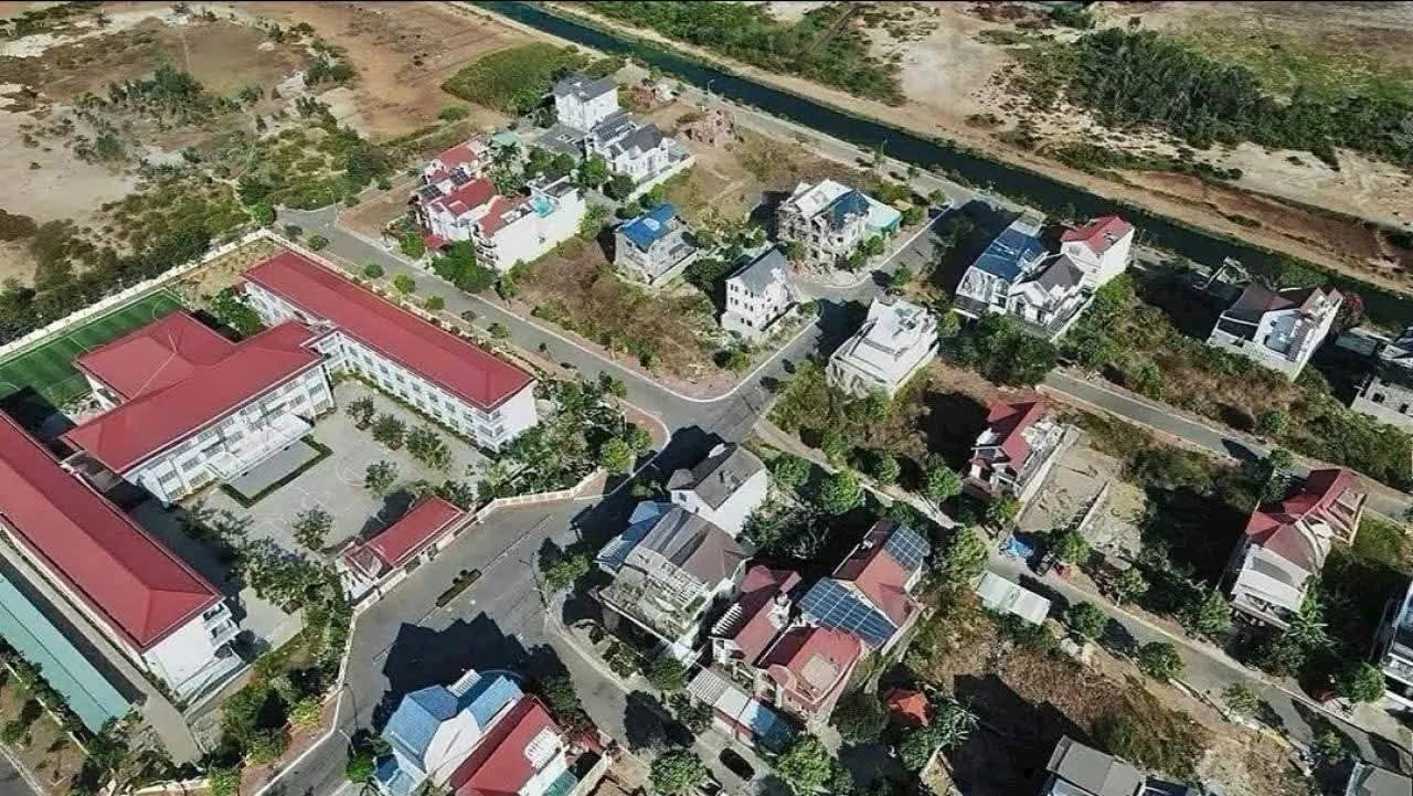 Biệt thự 3 tầng siêu sang, hồ bơi, thang máy riêng, sổ hồng hoàn công Vũng Tàu