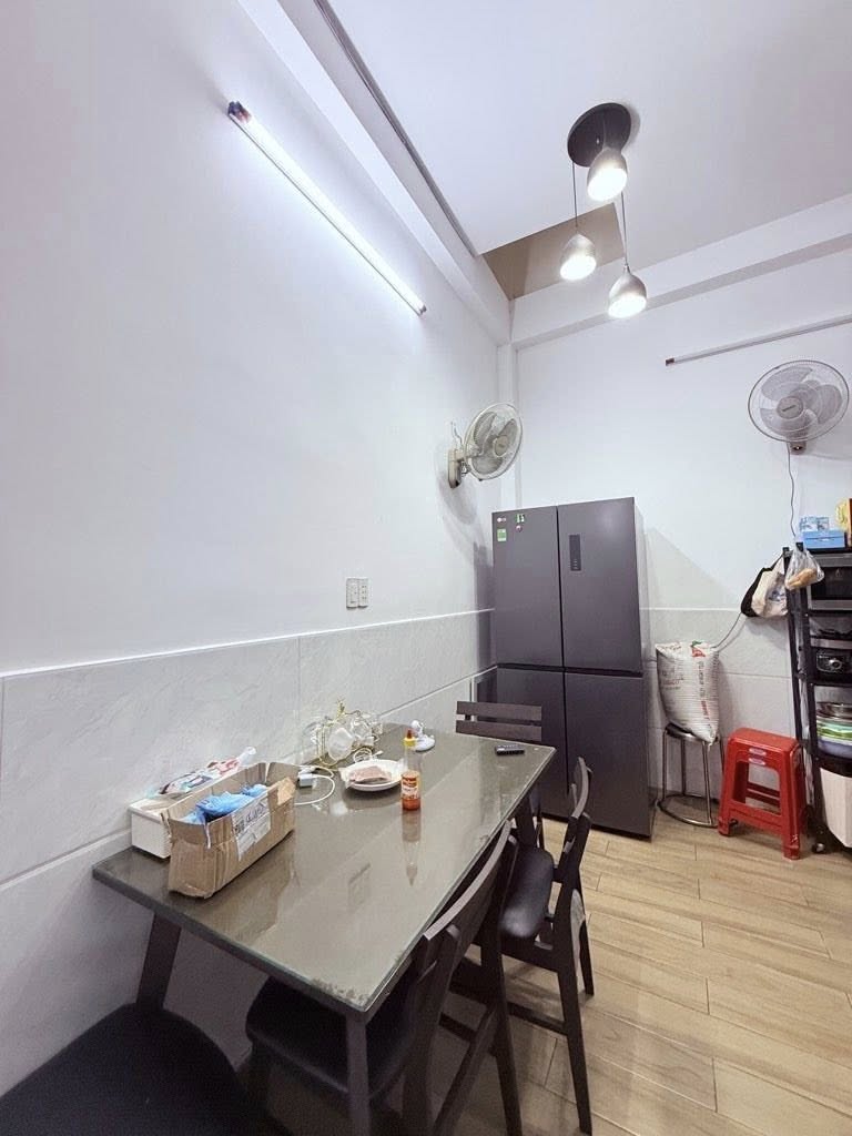 Nhà 1 trệt 4 tầng, sát mặt tiền kinh doanh, 4 phòng ngủ, diện tích 4x11m, chỉ nhỉnh 6 tỷ