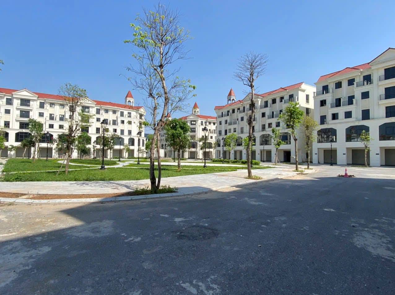 Shophouse Hinode Royal Park mặt tiền 17m, sẵn sổ đỏ, vừa ở vừa kinh doanh
