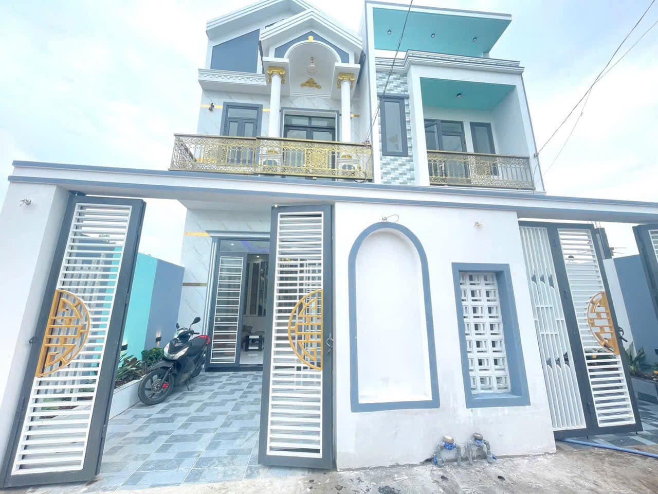 Bán căn nhà liền kề 1 lầu 1 trệt, 3 phòng ngủ, hướng Đông tại Bến Lức, Long An