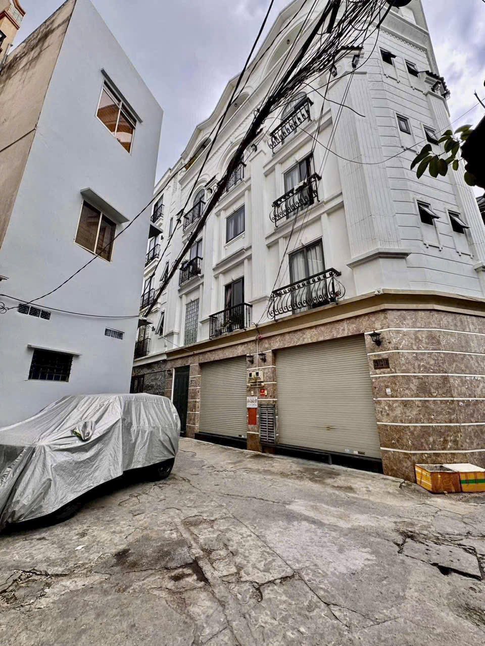 Nhà Hoàng Hoa Thám, Bình Thạnh 4 ngủ, sân thượng, sổ hồng hoàn công