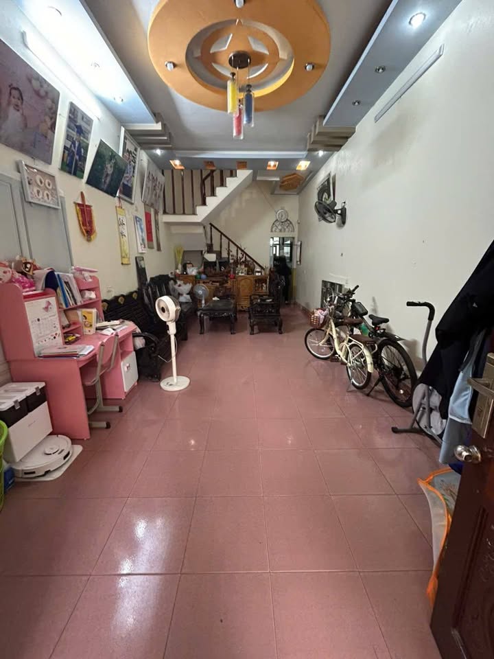 Nhà 2 tầng 1 tum thờ siêu xinh tại Phường Đông Thọ, Tỉnh Thanh Hóa đang chờ chủ mới