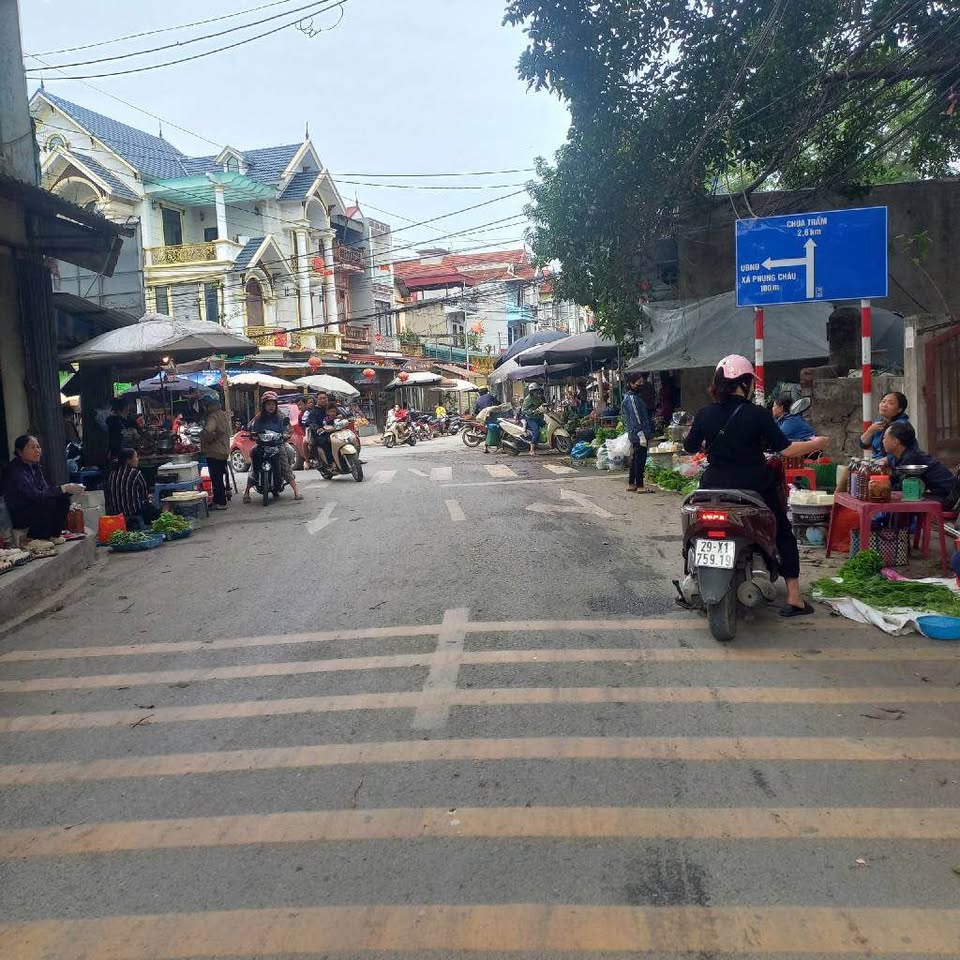 Nhà 4 tầng, diện tích 30m2, ô tô đỗ cửa, trung tâm xã, gần chợ, trường học, giá 3.25 tỷ