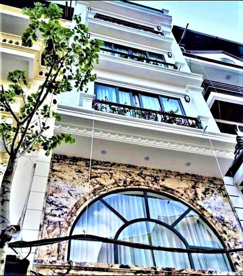 Nhà đẹp như tranh vẽ tọa lạc tại phố Hào Nam, một con ngõ rộng thoáng