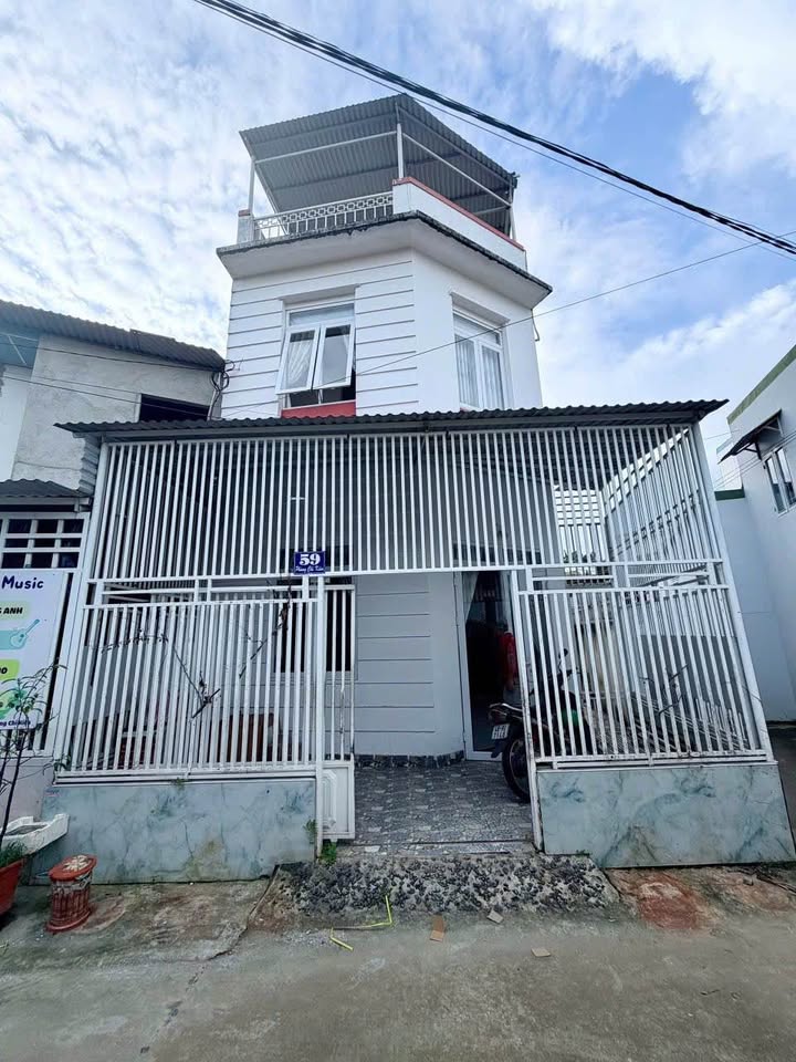 Nhà mặt tiền Buôn Ma Thuột 3 mặt tiền, giá chỉ 3,3 tỷ