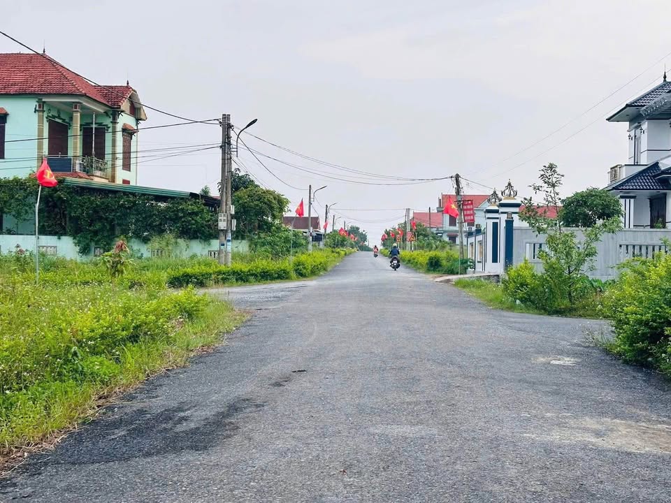 Bán đất 375m2 mặt tiền đường nhựa, thôn 8 Lý Trạch, gần Quốc Lộ