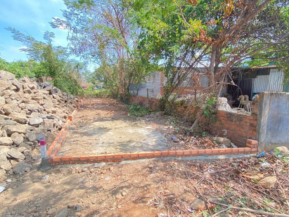 Bán đất mặt tiền Nguyễn Thị Định, Đắk Lắk vuông vắn, kinh doanh tốt