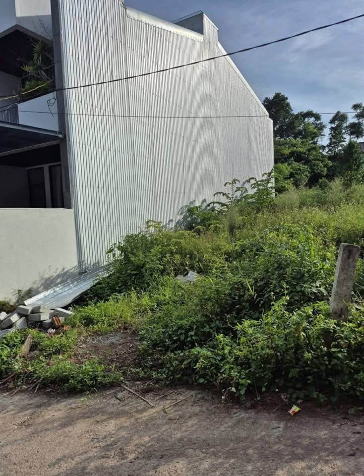 Tọa lạc tại mặt tiền kiệt 44 Vũ Ngọc Phan, phường Thủy Xuân, thành phố Huế