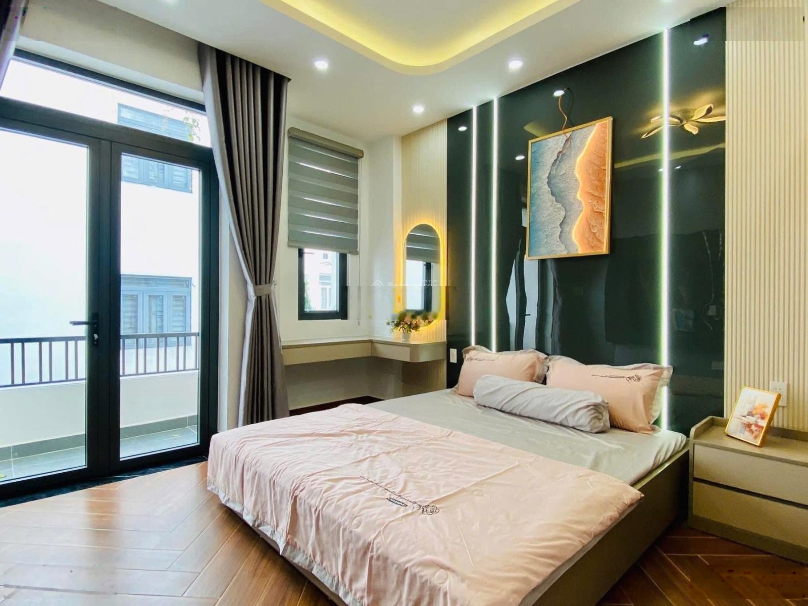 Tôi bán gấp nhà ở Lê Thánh Tôn-Bến Thành-Q1, gần chợ Bến Thành,giá 4tỷ 600/69m2,cho thuê 24 triệu.