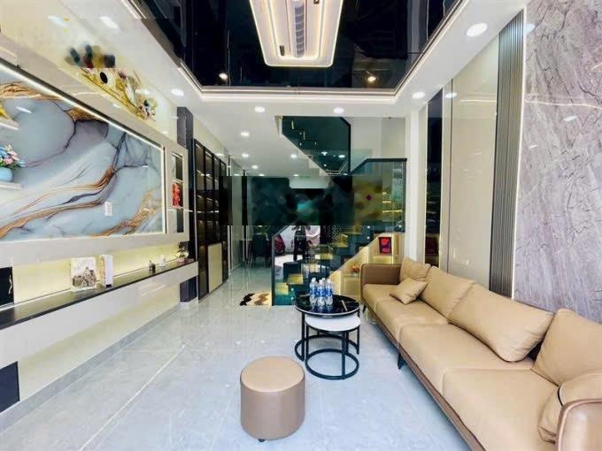 Bán nhà cách mặt tiền Lê Đức Thọ 100m, diện tích 61m2, 4PN,4WC, HXH 5m, giá 2tỉ350 triệu. SHR