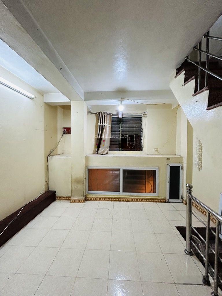 Chính chủ cần bán nhà riêng phố Hồng Mai, Bạch Mai, nhà 5 tầng nguyên bản chắc chắn, có 3 tỷ sổ đỏ.