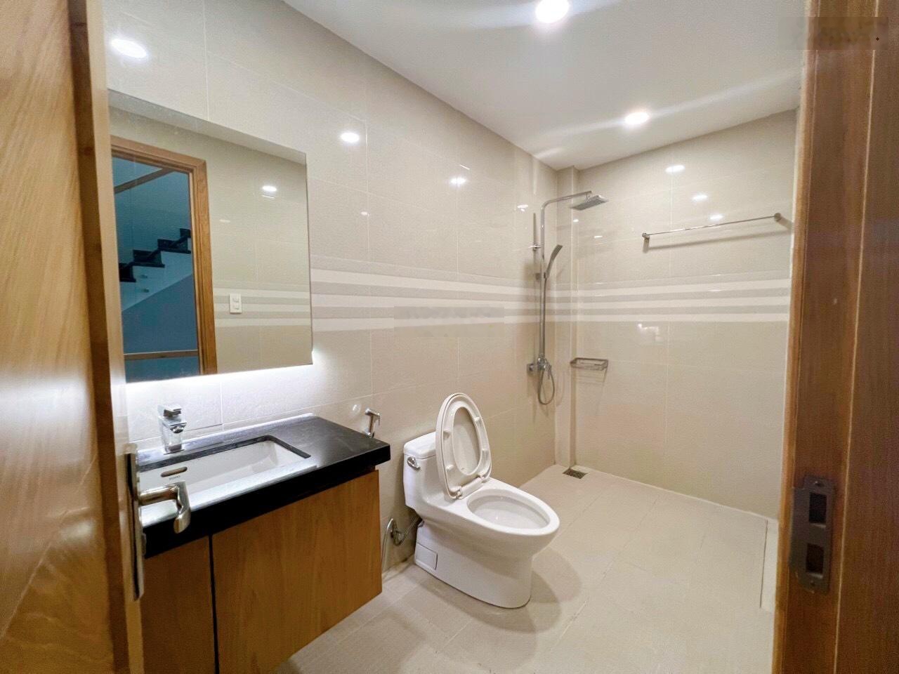 Cho thuê nhà phố mặt tiền đường tạ quang bửu ( 5x16,5__5pn + 5wc )