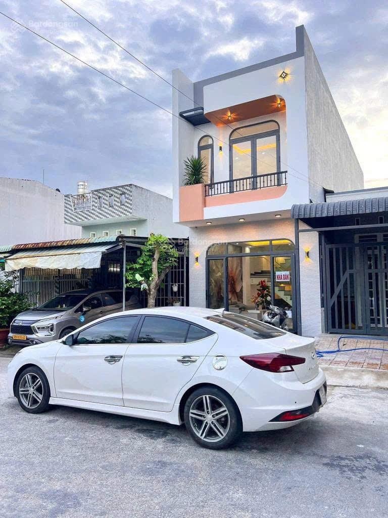 Chính chủ bán nhà mặt tiền KDC sầm uất mới xây cho thuê 12tr/tháng, SHR